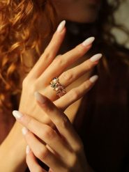 Pierres delicates Pozłacany pierścionek z perłą rozmiar: onesize. Białe pierścionki damskie Pierres delicates, z kryształem, pozłacane. Za 43.99 zł.