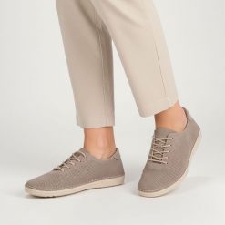 Półbuty damskie S.Barski cholewka ze skóry naturalnej z drobną perforacją klasyczne sznurowanie smukły fason zaokrąglony nosek niska jednolita podesz. Szare półbuty damskie S.BARSKI, bez wzorów, ze skóry, klasyczne, bez obcasa, na płaskiej podeszwie. Za 189.00 zł.