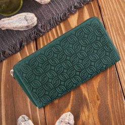 Portfel damski skórzany zielony w geometryczny wzór RFID Paolo Peruzzi T-116-HGR. Zielone portfele damskie bez wzorów, ze skóry. Za 69.00 zł.