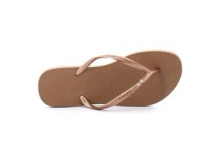 Japonki damskie Havaianas Slim Crystal Sw II. Brązowe klapki damskie Havaianas, bez wzorów, z materiału, bez obcasa. Za 94.99 zł.