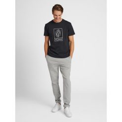 Jogging Hummel sweat. Szare spodnie dresowe męskie HUMMEL, bez wzorów, z dresówki, sportowe. Za 212.55 zł.