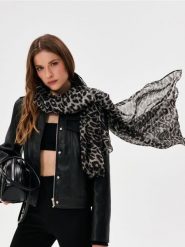 Szalik w panterkę - wielobarwny. Szaliki i kominy damskie Sinsay, bez wzorów. Za 19.99 zł.