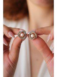 Pierres delicates Pozłacane kolczyki-wkrętki z turkusami rozmiar: onesize. Niebieskie kolczyki damskie Pierres delicates, z cyrkonią, pozłacane. Za 82.83 zł.