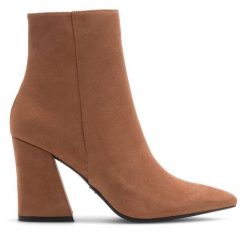 Botki Nine West. Brązowe botki damskie Nine West, bez obcasa, na słupku, bez zapięcia. Za 279.99 zł.