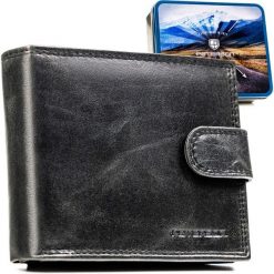 Skórzany portfel męski w czarnym kolorze, wyposażony w system RFID i zamykany zatrzaskiem - Peterson. Czarne portfele męskie Peterson, bez wzorów, ze skóry. Za 79.99 zł.