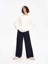 Sweter z domieszką wełny - kremowy. Białe swetry klasyczne damskie Reserved, l, z dzianiny, bez kołnierzyka. Za 149.99 zł.