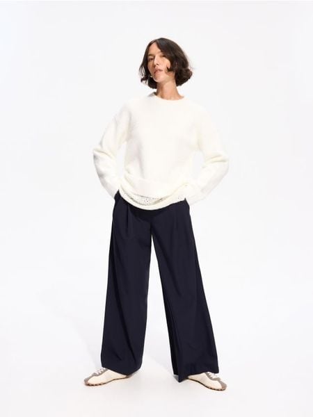 Sweter z domieszką wełny - kremowy. Białe swetry klasyczne damskie Reserved, l, z dzianiny, bez kołnierzyka. Za 149.99 zł.