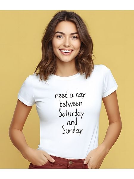 WOOOP Koszulka "Need a day between saturday and sunday" w kolorze białym rozmiar: XXL. Białe bluzki damskie Wooop, xxl, bez wzorów, z bawełny, bez kołnierzyka, bez ramiączek. Za 56.99 zł.