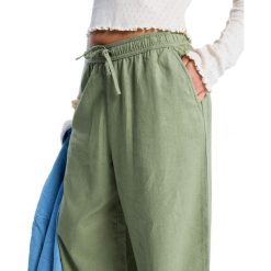 Spodnie damskie LEKEITIO BREAK MID. Zielone spodnie materiałowe damskie Roxy, bez wzorów, ze lnu. Za 259.99 zł.