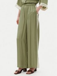 KARL LAGERFELD Spodnie materiałowe A2W10118 Zielony Relaxed Fit. Zielone spodnie materiałowe damskie Karl Lagerfeld, bez wzorów, z materiału. Za 589.99 zł.