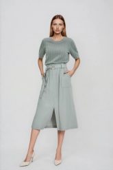 Spódnica z wiskozy oliwkowa. Zielone spódniczki damskie MOODO, bez wzorów, z poliesteru. Za 129.99 zł.