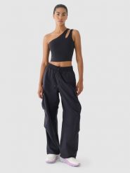 4F Spodnie oversize cargo damskie 4F x Anna Lewandowska - czarne M. Czarne spodnie materiałowe damskie 4f, bez wzorów, z bawełny, sportowe. W wyprzedaży za 119.99 zł.