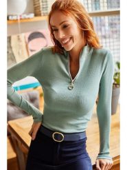 Olalook Koszulka w kolorze jasnozielonym rozmiar: S. Zielone bluzki damskie Olalook, s, bez wzorów, prążkowane, bez kołnierzyka, bez ramiączek. Za 52.45 zł.