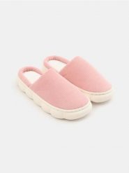 Wsuwane kapcie z miękką cholewką - różowy. Czerwone kapcie damskie Sinsay. Za 25.99 zł.