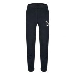 Spodnie chłopięce Nike Sportswear czarny. Czarne spodnie materiałowe męskie Nike, bez wzorów, z bawełny, sportowe. Za 313.99 zł.