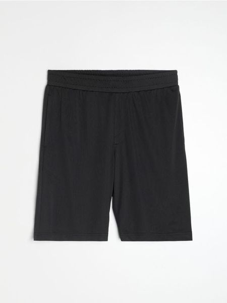 Szorty basic - czarny. Czarne szorty męskie Sinsay, bez kołnierzyka. Za 19.99 zł.