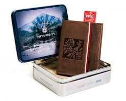 Portfel skórzany Peterson motyw patriotyczny PTN 303P-02 brązowy. Brązowe portfele męskie Peterson, bez wzorów, ze skóry. Za 104.00 zł.