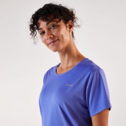 Koszulka do biegania damska Kiprun Run 500 Dry. Fioletowe t-shirty damskie KIPRUN, m, bez wzorów, z elastanu, bez kołnierzyka. Za 52.98 zł.