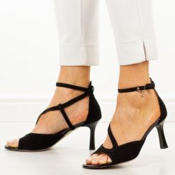 Czarne zamsz skórzane Polskie sandały damskie Prestige 2313/ki. Czarne sandały damskie Prestige, bez wzorów, ze skóry, bez obcasa, na szpilce. Za 419.00 zł.
