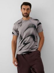 4F T-shirt regular z nadrukiem męski - czarny M. Czarne t-shirty męskie 4f, m, bez wzorów, z bawełny, bez kołnierzyka. Za 89.99 zł.