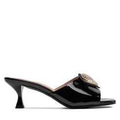 Klapki LOVE MOSCHINO. Czarne klapki damskie Love Moschino, bez wzorów, bez obcasa. Za 649.99 zł.