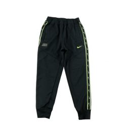 Second life - Spodnie dresowe męskie Nike Swoosh - Stan bardzo dobry. Czarne spodnie sportowe męskie Nike, z dresówki. Za 127.76 zł.