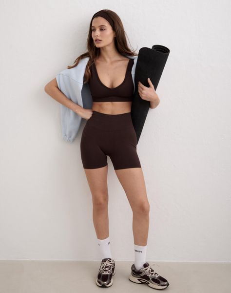Damskie szorty wysoki stan, squat proof, invisible scrunch Shape Seamless brąz. Brązowe szorty damskie Aim'n, bez wzorów, z dzianiny, z podwyższonym stanem. Za 212.00 zł.