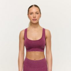 Biustonosz damski fitness bezszwowy Lift Plum. Fioletowe biustonosze sportowe damskie GYMBEAM, bez wzorów, z elastanu. Za 85.90 zł.