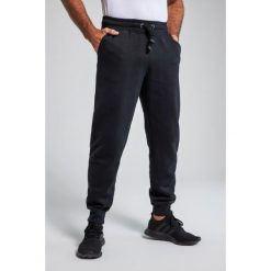 Męskie Spodnie dresowe ściągane sznurkiem nowoczesny krój do roz. 8XL. Czarne spodnie dresowe męskie JAY-PI, bez wzorów, z bawełny. Za 239.99 zł.