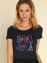 WOOOP Koszulka "Hakuna Matata" w kolorze granatowym rozmiar: XL. Niebieskie bluzki damskie Wooop, xl, bez wzorów, z bawełny, bez kołnierzyka, bez ramiączek. Za 56.99 zł.