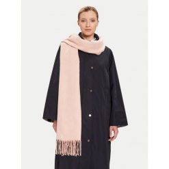 Szalik Guess. Czerwone szaliki i kominy damskie Guess, z aplikacjami. Za 239.99 zł.