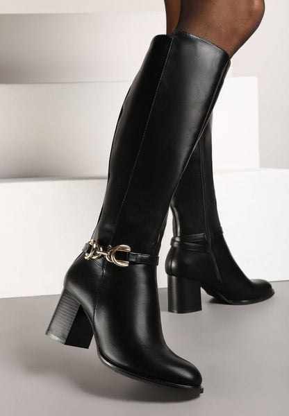 Czarne Kozaki na Słupkowym Obcasie Zdobione Metalową Aplikacją przy Cholewce Resiona. Czarne kozaki damskie Renee, z jeansu, bez obcasa, na obcasie. Za 119.99 zł.