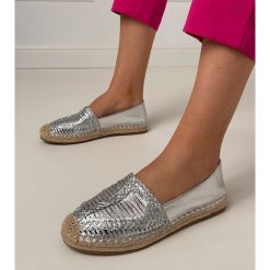 Srebrne espadryle ażurowe na platformie srebrny. Szare espadryle damskie w ażurowe wzory, z materiału, bez obcasa, na platformie. Za 81.09 zł.