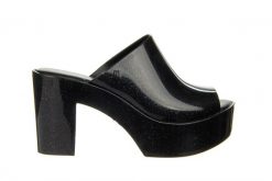 Klapki Melissa Mule Ad Black Glitter 010439, Czarny, Guma - 39. Czarne klapki damskie Melissa, bez wzorów, z gumy, bez obcasa, na obcasie. W wyprzedaży za 269.10 zł.