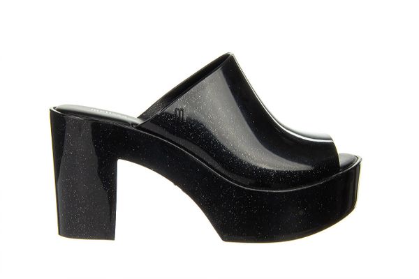 Klapki Melissa Mule Ad Black Glitter 010439, Czarny, Guma - 39. Czarne klapki damskie Melissa, bez wzorów, z gumy, bez obcasa, na obcasie. W wyprzedaży za 269.10 zł.