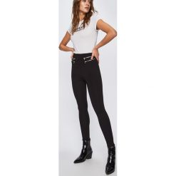 Guess Jeans - Spodnie. Czarne jeansy damskie Guess Jeans, z podwyższonym stanem. W wyprzedaży za 269.90 zł.