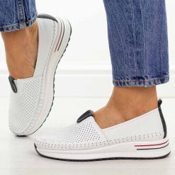 Białe ażurowe skórzane półbuty damskie Cambell 07342. Białe półbuty damskie Cambell, w ażurowe wzory, z jeansu, casualowe, z okrągłym noskiem, bez obcasa, na płaskiej podeszwie. Za 219.00 zł.
