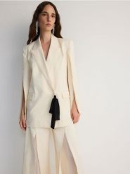 Dwurzędowa marynarka z rozcięciami - kremowy. Białe marynarki i żakiety damskie Reserved, l, bez wzorów, z bawełny. W wyprzedaży za 279.99 zł.