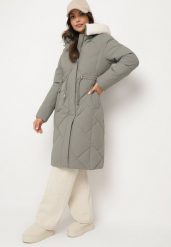 Ciemnozielona Pikowana Kurtka z Kapturem i Ozdobnym Kołnierzem Ściągana w Pasie Ellarisa. Zielone kurtki damskie Born2be, na zimę, l, bez wzorów, z jeansu, z kapturem. Za 184.99 zł.