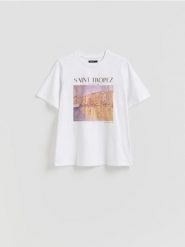 T-shirt z połyskującym nadrukiem - biały. Białe t-shirty damskie Reserved, l, bez wzorów, z bawełny, bez kołnierzyka. Za 49.99 zł.