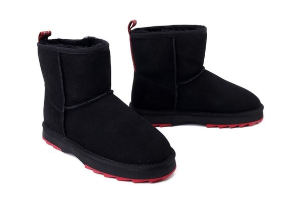 EMU AUSTRALIA Sharky Mini W12434 black/cherry, botki damskie. Czarne botki damskie Emu Australia, z gumy, bez obcasa, bez zapięcia. Za 699.90 zł.