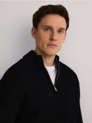 Strukturalny sweter - czarny. Czarne swetry męskie Reserved, l, bez wzorów, z bawełny, bez kołnierzyka. W wyprzedaży za 129.99 zł.