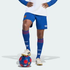Spodenki wyjazdowe Manchester United 26/27. Niebieskie szorty męskie Adidas, bez wzorów, z materiału, klasyczne. Za 199.00 zł.