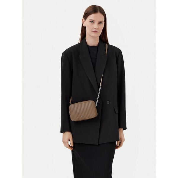 Torebka Calvin Klein. Brązowe listonoszki damskie CALVIN KLEIN, bez wzorów, bez dodatków. Za 269.99 zł.