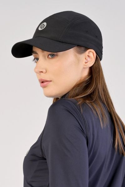 Czapka z daszkiem do biegania Unisex Nessi Sportswear. Czarne czapki męskie NESSI SPORTSWEAR, bez wzorów, z elastanu. Za 279.00 zł.