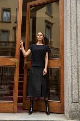 Spódnica midi czarna. Czarne spódniczki damskie MOODO, l, bez wzorów, z poliesteru, midi. Za 119.99 zł.