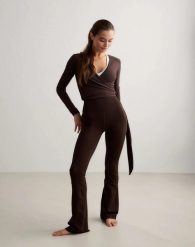 Damskie legginsy rozszerzane z wysokim stanem dla wysokich Sense czekoladowe. Brązowe legginsy sportowe damskie Aim'n, m, bez wzorów, z elastanu, z podwyższonym stanem, na fitness i siłownię. Za 344.00 zł.