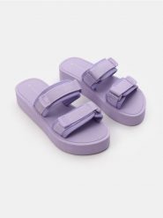 Klapki na platformie z materiałowymi paskami na rzep - fioletowy. Fioletowe klapki damskie Sinsay, bez wzorów, z materiału, bez obcasa, na platformie. Za 39.99 zł.