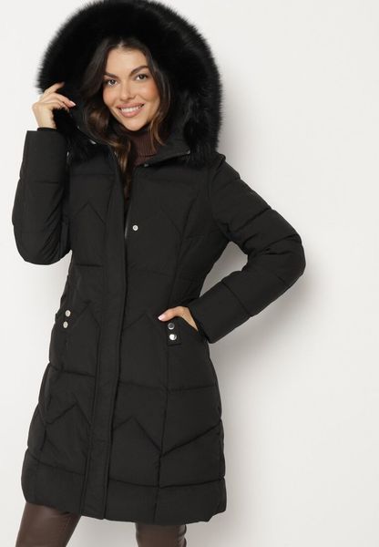 Czarna Pikowana Kurtka o Taliowanym Kroju z Kapturem z Futerkiem Sintinnella. Czarne kurtki damskie Born2be, l, bez wzorów, z futra, z kapturem. Za 289.99 zł.