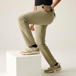 Spodnie turystyczne dla kobiet Regatta Light II. Brązowe spodnie dresowe damskie Regatta, na lato, bez wzorów. Za 199.99 zł.